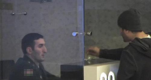 Кадр видеосъемки, на котором, по мнению СГБ, запечатлен момент получения взятки пограничником. Фото пресс-службы СГБ Азербайджана. http://dtx.gov.az/news741/DTX_aeroport_emeliyyat_5.jpg