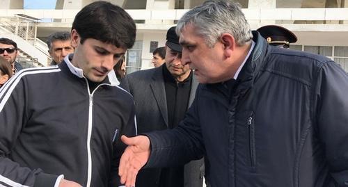 Марат Исмаилов (слева) и замначальника ГОВД Махачкалы  Шамиль Алиев, 27 марта 2017 года. Фото: Патимат Махмудова для "Кавказского узла".