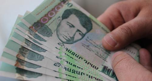 Купюры по 1000 драмов. Фото Тиграна Петросяна для "Кавказского узла"