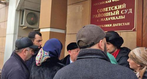 Родственники обвиняемых ожидают решения у здания Советского суда в Махачкале. Декабрь 2017 года. Фото: North Caucasus Service (RFE/RL) Родственники обвиняемых ожидают решения у здания Советского суда в Махачкале. Декабрь 2017 года. Фото: North Caucasus Service (RFE/RL)