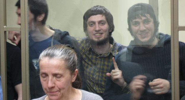 Подсудимые по делу "орджоникидзевского джамаата": Илез Торчхоев, Лечи Гадамаури, Тимур Матиев (слева направо). Фото Константина Волгина для "Кавказского узла"
