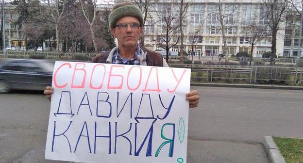 Гражданский активист Виктор Чириков с плакатом в поддержку Давида Канкии. 9 февраля 2018 года. Фото Анны Грицевич для "Кавказского узла"