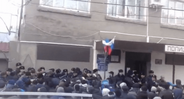 Местные жители собрались у отдела полиции в селе Ахты 9 февраля 2018 года. Скриншот видео из Telegram-канала «Ахты 24».