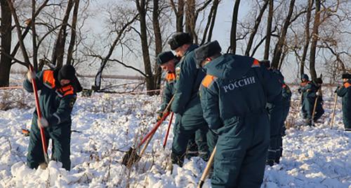 Сотрудники МЧС на месте крушения.
Фото: Степан Змачинский http://www.mchsmedia.ru/focus/item/6563447/