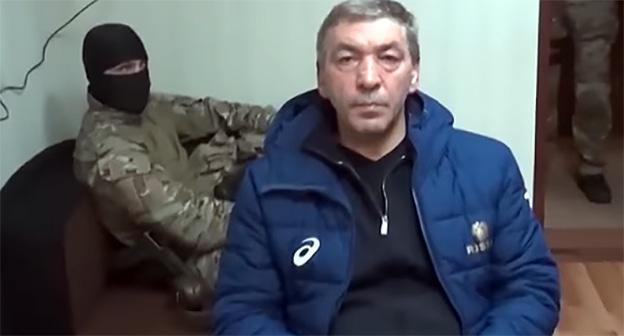 Абдусамад Гамидов во время задержания. Фото:
"Новое дело" "Задержание членов правительства Республики Дагестан" https://www.youtube.com/watch?time_continue=2&v=Lm-n6HmJatA
