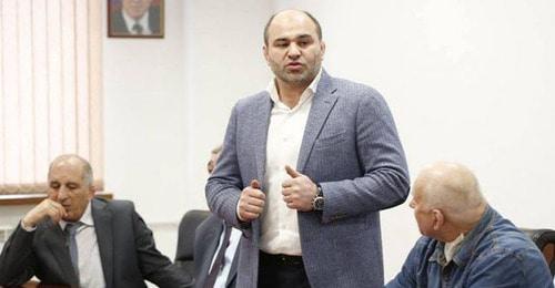 Сажид Сажидов (в центре). Фото: пресс-служба Минспорта РД Сажид Сажидов (в центре). Фото: пресс-служба Минспорта РД