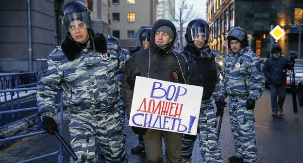 Полиция задерживает участника акции протеста против коррупции. Москва, декабрь 2014 г. Фото REUTERS/Tatyana Makeyeva (RUSSIA - Tags: BUSINESS CRIME LAW POLITICS CIVIL UNREST)