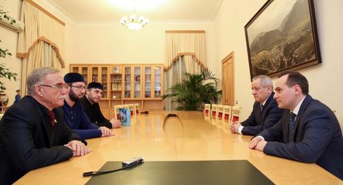 Председатель Правительства РД Артём Здунов встретился с делегацией Республики Ингушетия во главе с заместителем Председателя Народного Собрания РИ Василием Светличным Фото http://www.e-dag.ru/novosti/novosti-pravitelstva/artjom-zdunov-vstretilsya-s-delegatsiej-respubliki-ingushetiya.html Председатель Правительства РД Артём Здунов встретился с делегацией Республики Ингушетия во главе с заместителем Председателя Народного Собрания РИ Василием Светличным Фото http://www.e-dag.ru/novosti/novosti-pravitelstva/artjom-zdunov-vstretilsya-s-delegatsiej-respubliki-ingushetiya.html