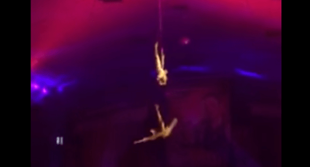 Падение акробата на выступлении в цирке в Элисте. Фото: стоп-кадр видео https://www.youtube.com/watch?time_continue=2&v=_wiHchwD1IA