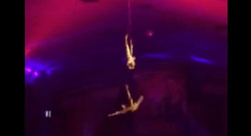 Падение акробата на выступлении в цирке в Элисте. Фото: стоп-кадр видео https://www.youtube.com/watch?time_continue=2&v=_wiHchwD1IA Падение акробата на выступлении в цирке в Элисте. Фото: стоп-кадр видео https://www.youtube.com/watch?time_continue=2&v=_wiHchwD1IA