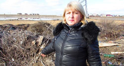 Многодетная мать Елена Мулашева показывает свой участок. Фото Вячеслвава Ященко для "Кавказского узла"