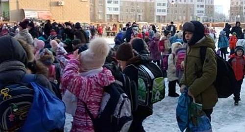 Школьники возле школы в Ростове-на-Дону после эвакуации. Фото: Оксана Миронова 
 http://runews24.ru/rostov-on-don/05/03/2018/f3832a3d13304005463baaf9c55e13f2
Новости онлайн: http://runews24.ru/