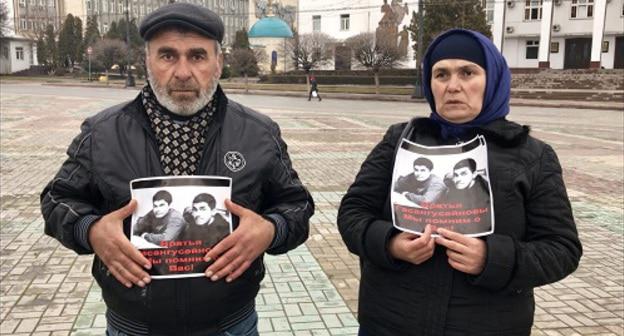 Родители Наби и Гасангусейна Гасангусейновых на площади в Махачкале. Фото корреспондента "Кавказского узла".