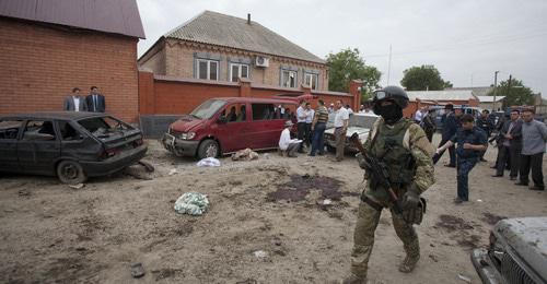 Сотрудник силовых структур на месте теракта. Малгобек, Ингушетия. Фото: REUTERS/Kazbek Basayev