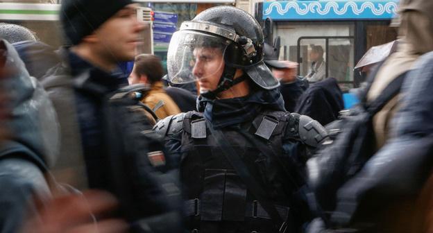 Сотрудник силовых структур во время акции сторонников Навального. Фото: REUTERS/Sergei Karpukhin