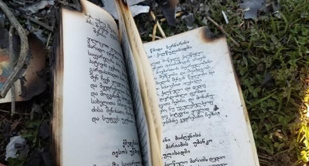 Обгоревшая книга в молельне Святой Нино. Фото: Шота Гикошвили "Новости Грузия"