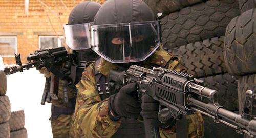 Сотрудники спецназа. Фото http://nac.gov.ru/antiterroristicheskie-ucheniya/sotrudniki-pravoohranitelnyh-organov-proveli.html