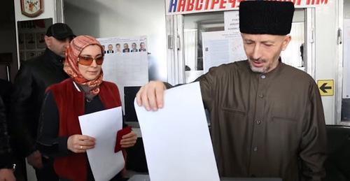 Муфтий Дагестана шейх Ахмад Афанди на выборах президента России. Кадр из видео пользователя Novosti https://www.youtube.com/watch?v=4d6yablv8YQ

