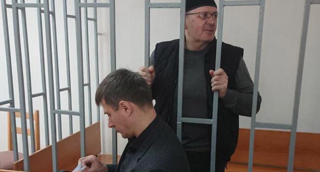 Адвокат Пётр Заикин (слева) и Оюб Титиев в зале суда. 19 марта 2018 года. Фото: пресс-служба ПЦ "Мемориал"