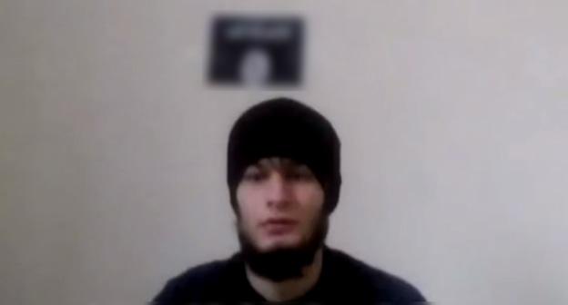 Скриншот видео присяги, которую приносит запрещенной террористической организации ИГ напавший на полицейского в Грозном. https://web.telegram.org/#/im?p=@directorate4