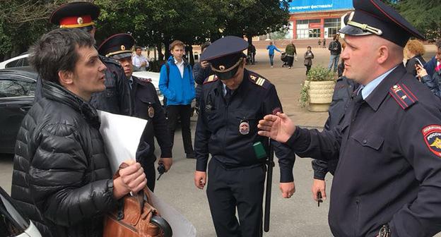 Сотрудники полиции общаются с Дмитрием Титковым (слева). Сочи, 27 марта 2018 г. Фото Светланы Кравченко для "Кавказского узла"