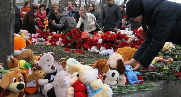 Траурное мероприятие в память о погибших в Кемерово. Ростов-на-Дону. Фото Константина Волгина для "Кавказского узла"