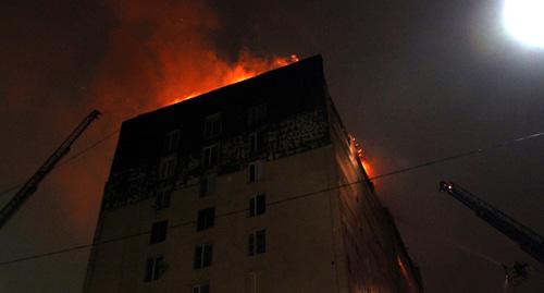 Пожар в 12-этажном жилом доме в Грозном. Фото http://95.mchs.gov.ru/pressroom/news/item/6665643/ Пожар в 12-этажном жилом доме в Грозном. Фото http://95.mchs.gov.ru/pressroom/news/item/6665643/