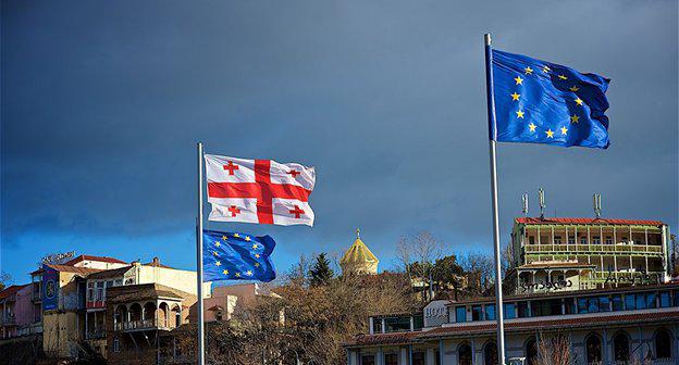 Флаги ЕС и Грузии. Фото Sputnik / Alexander Imedashvili https://sputnik-georgia.ru/georgia/20180328/239854645/god-bez-viz---v-es-ocenili-bezvizovyj-rezhim-s-gruziej.html