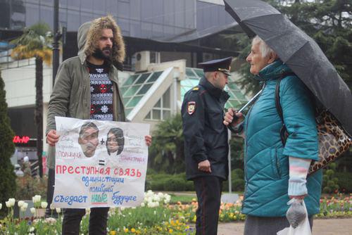 Одиночный пикет Валерия Туаева в Сочи. Фото Светланы Кравченко для "Кавказского узла"