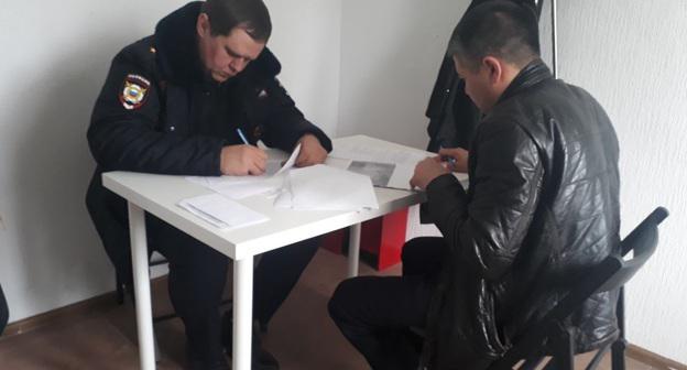 Полицейский в офисе штаба Алексея Навального в Ростове-на-Дону. Фото предоставлено "Кавказскому узлу" ростовским штабом Навального.
