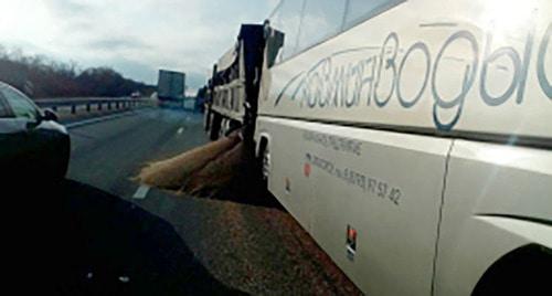 Авария с участием автобуса, ехавшего по маршруту Кисловодск-Сочи, и зерновоза.  Фото http://26.mchs.gov.ru/operationalpage/operational/item/6693201/