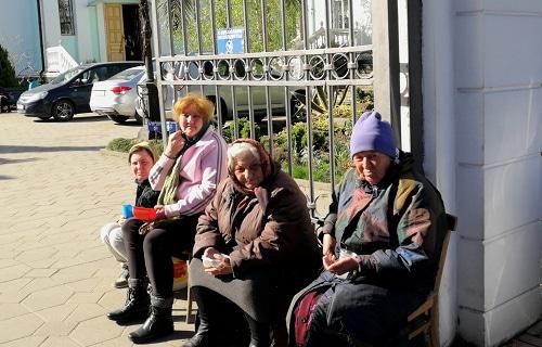 Попрошайки у ворот храма в Сочи. Фото Светланы Кравченко для "Кавказского узла".