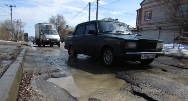 Разбитая дорога в Волгограде. Фото: Вячеслав Ященко для "Кавказского узла"