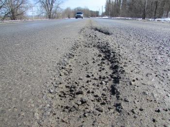 Яма на отремонтированной осенью 2017 года улице Менделеева, Волгоград, апрель 2018 года. Фото: Вячеслав Ященко для "Кавказского узла"