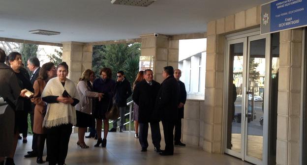 Избиратели перед открытием  избирательного участка  номер 4  15-го Ясамальского Первого округа. Фото Фаика Меджида для "Кавказского узла"