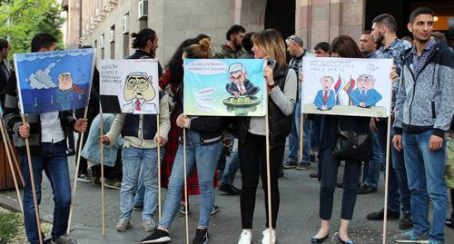 Плакаты противников Сержа Саргсяна. Фото Тиграна Петросяна для "Кавказскорго узла"
