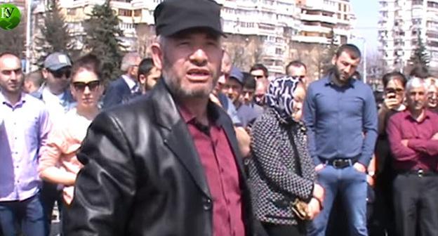 Cтихийный митинг в связи с резонансным убийством Хусея Макитова. Нальчик, 12 апреля 2018 года. Кадр из видео "Кавказского узла"