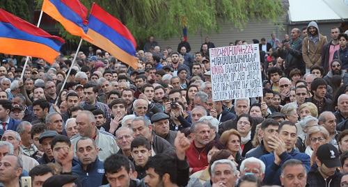 Митинг в Ереване 13 апреля. Фото Тиграна Петросяна для "Кавказского узла".