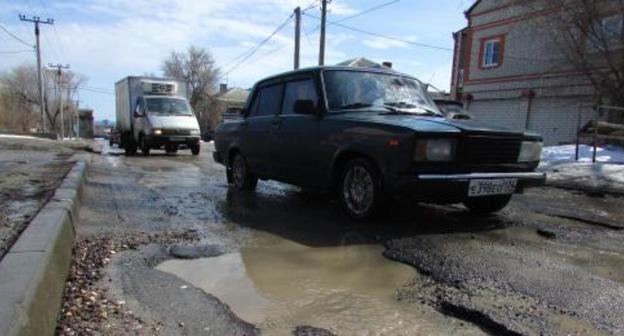 Разбитая дорога в Волгограде. Фото: Вячеслав Ященко для "Кавказского узла".