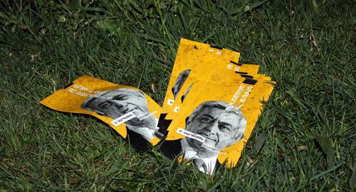 Листовки против  премьерства Сержа Саргсяна. Фото Тиграна Петросяна для "Кавказского узла"