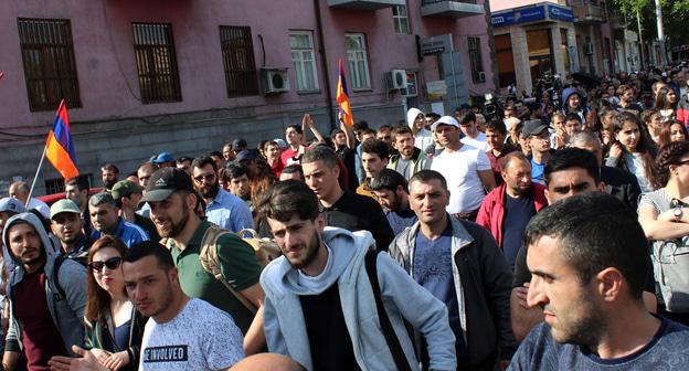 Шествие противников премьерства Сержа Саргсяна в Ерване. Фото Тиграна Петросяна для "Кавказского узла"