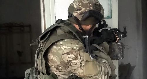 Сотрудник силовых структур во время проведения КТО. Фото http://nac.gov.ru/kontrterroristicheskie-operacii/v-botlihskom-rayone-dagestana-v-hode-kto.html Сотрудник силовых структур во время проведения КТО. Фото http://nac.gov.ru/kontrterroristicheskie-operacii/v-botlihskom-rayone-dagestana-v-hode-kto.html