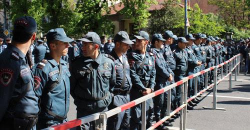 Сотрудники полиции на улицах Еревана. 16 апреля 2018 г. Фото Тиграна Петросяна для "Кавказского узла"