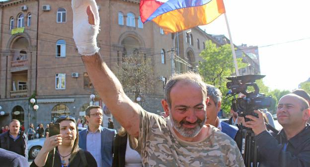Лидер протестующих Никол Пашинян вернулся после ранения к протестующим. Ереван, 16 апреля 2018 г. Фото Тиграна Петросяна для "Кавказского узла"