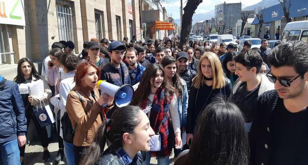 Студенты в Ванадзоре присоединились к акциям против Саргсяна. 16 апреля 2018 г. Фото: Пресс-служба Радио Азатюн https://rus.azatutyun.am