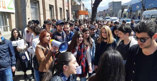 Студенты в Ванадзоре присоединились к акциям против Саргсяна. 16 апреля 2018 г. Фото: Пресс-служба Радио Азатюн https://rus.azatutyun.am Студенты в Ванадзоре присоединились к акциям против Саргсяна. 16 апреля 2018 г. Фото: Пресс-служба Радио Азатюн https://rus.azatutyun.am