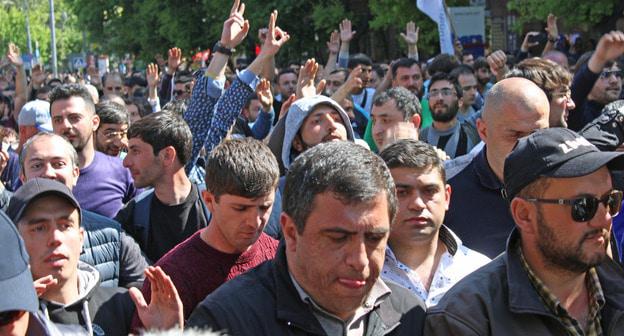 Участники митинга противников Сержа Саргсяна. Ереван, 16 апреля 2018 г. Фото Тиграна Петросяна для "Кавказского узла"