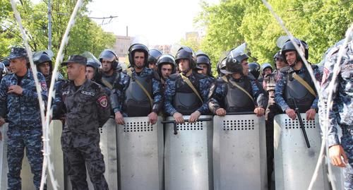 Полицейский кордон за колючей проволокой на проспекте Баграмяна 16.04.2018. Фото Тиграна Петросяна для Кавказского узла" Полицейский кордон за колючей проволокой на проспекте Баграмяна 16.04.2018. Фото Тиграна Петросяна для Кавказского узла"