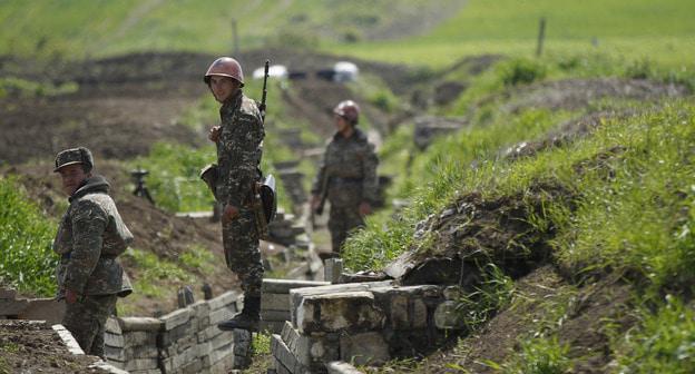 На линии соприкосновения в Нагорном Карабахе. Фото: REUTERS/Staff