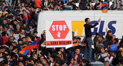 Надпись на плакате: "Стоп режиму Сержа". Ереван, 23 апреля 2018 года. Фото Тиграна Петросяна для "Кавказского узла"